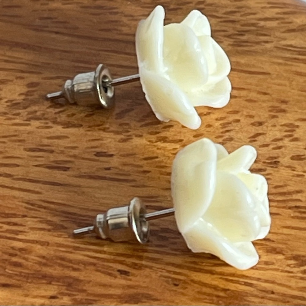 Exquisite Pierced Stud Earrings Cream Roses in Full Bloom Delicate Classy Lovely
